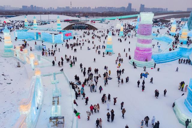 游客在哈尔滨冰雪大世界园区内游玩(无人机照片,2024年1月4日摄)。新华社记者 谢剑飞 摄